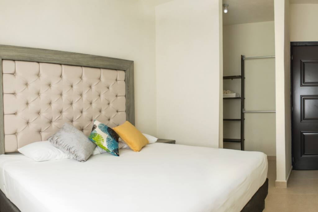 Habitación principal amplia con baño y vestidor