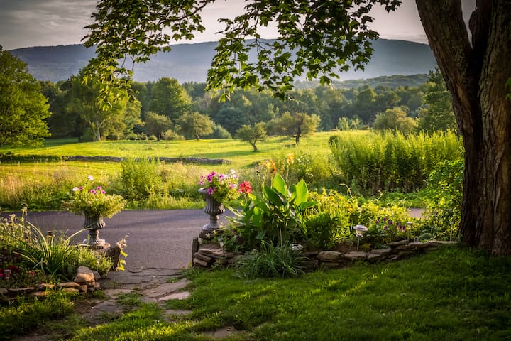 Cozy farmhouse w/ stunning views on 135 acres+pond
