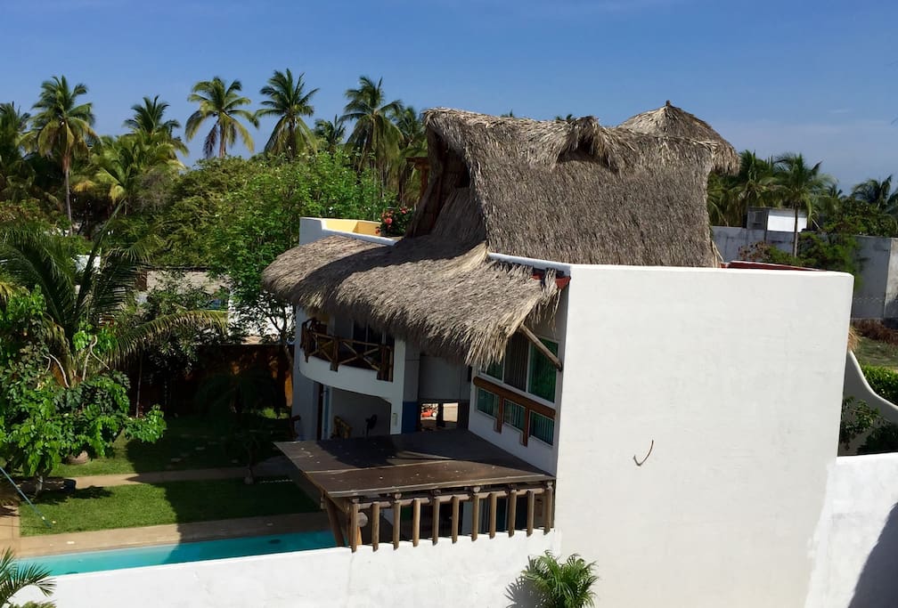 Vista frontal de Villa Caracolas. Ubicada en la segunda línea de playa.