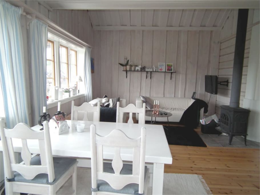 Ljus öppen planlösning.