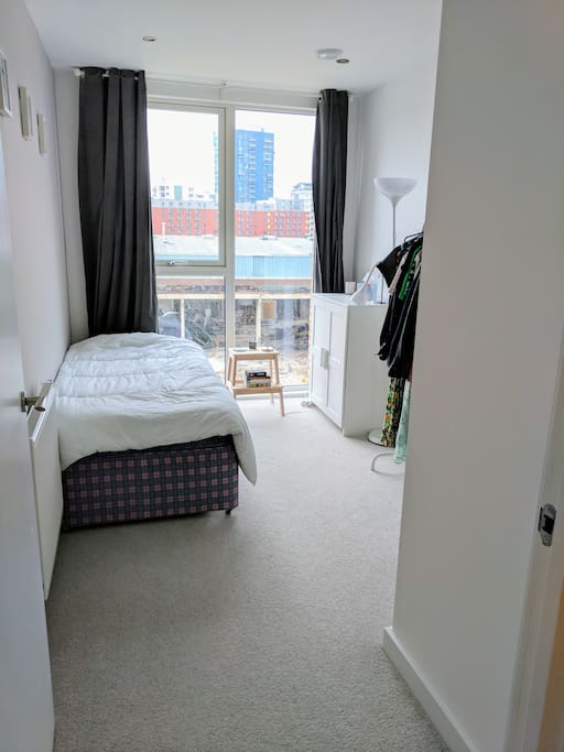 Single bed with pull-out mattress underneath for second guest
