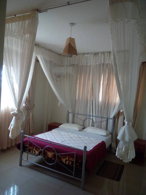 Spacious bedroom, Airconditioning, ensuite