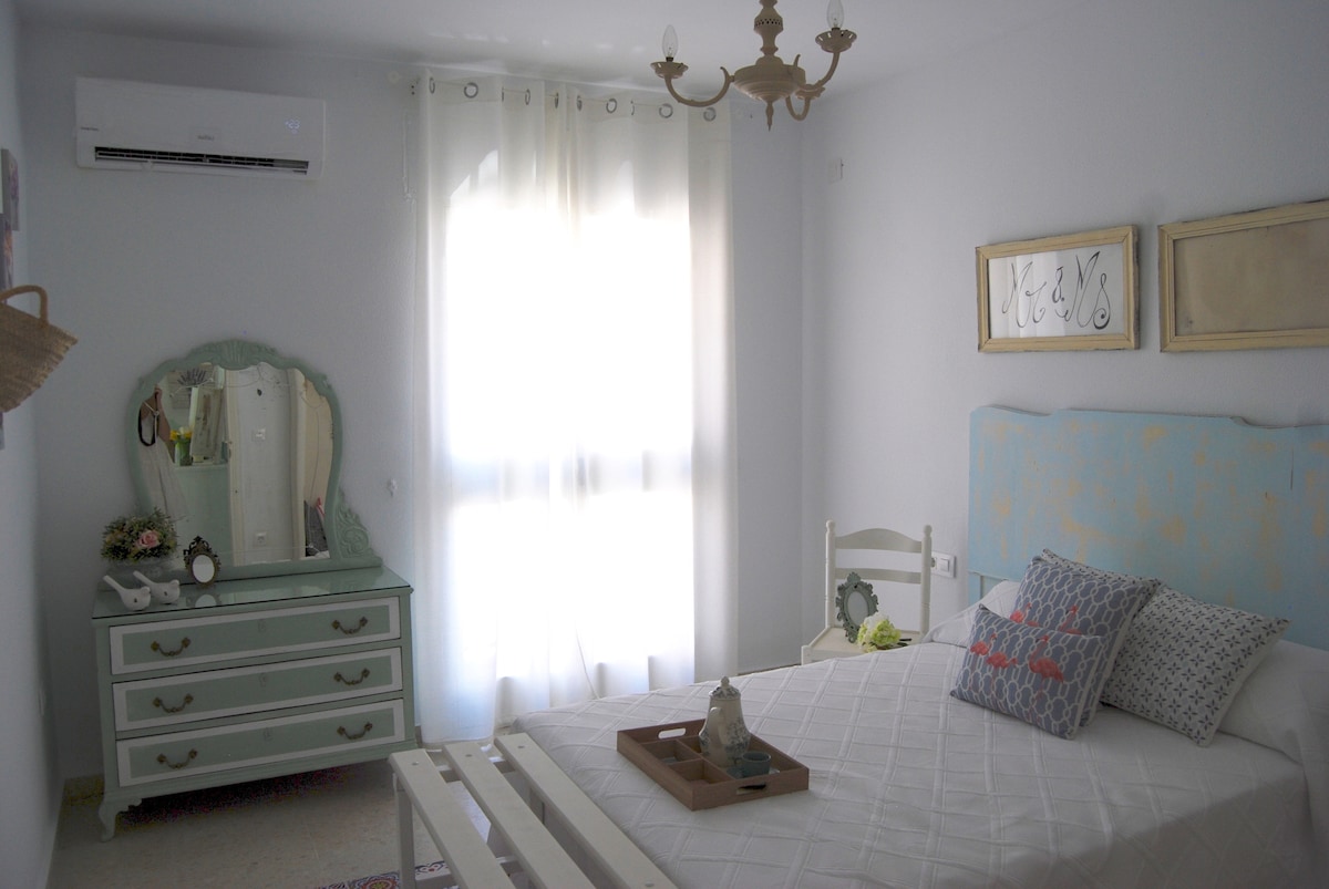 2号房、双人床和私人阳台，可俯瞰圣吉尔广场，圣吉尔教堂照亮房间