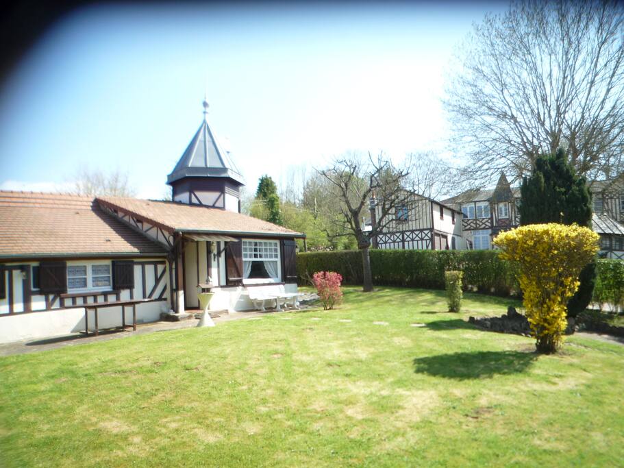 Espace de repos et jeux pour enfants dans jardin clos