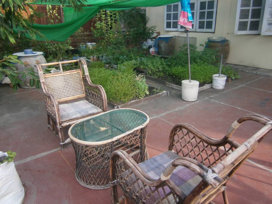 Rooftop garden balcony with street views great for people watching.