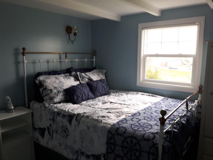 Dormitorio delantero con una cama doble antigua.