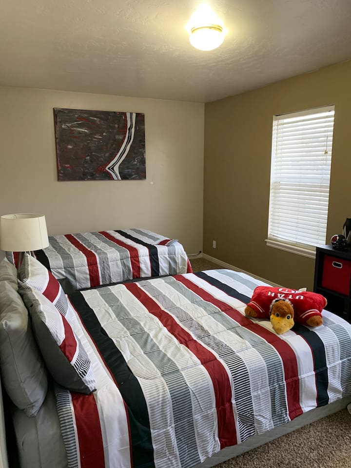 Спалня на горния етаж с две легла.