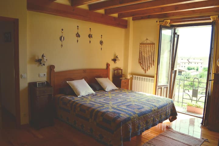 Dormitorio principal, cama de 1,80 y baño con Sauna