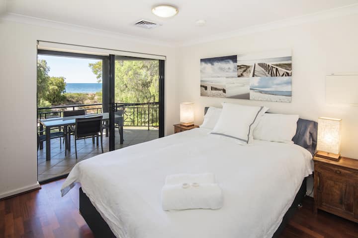 Second Bedroom with Queen Bed and Ocean View!