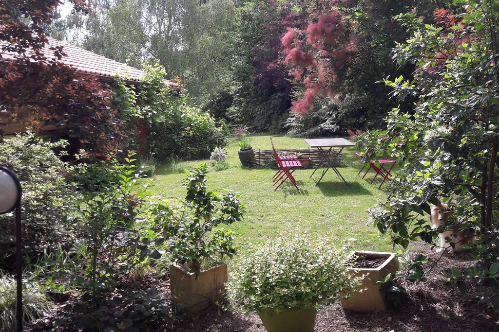 le petit jardin privatif. private garden.