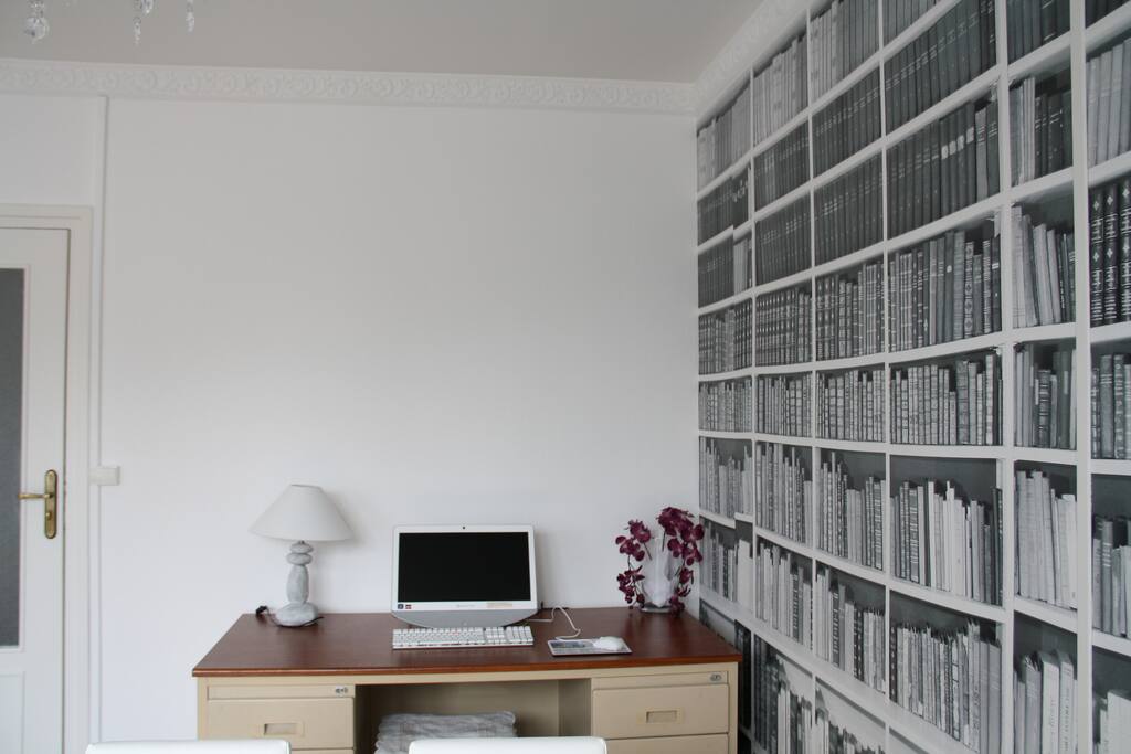 point internet avec grand bureau