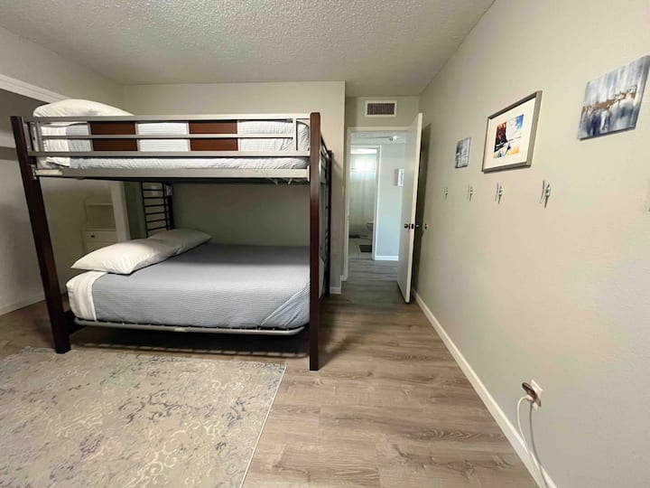 Chumba cha kulala cha tatu kina vitanda viwili vilivyojaa juu ya ghorofa, magodoro na mito ya povu la kumbukumbu, televisheni mahiri, kebo, kabati la kujipambia na michezo ya ubao kwa ajili ya familia nzima.