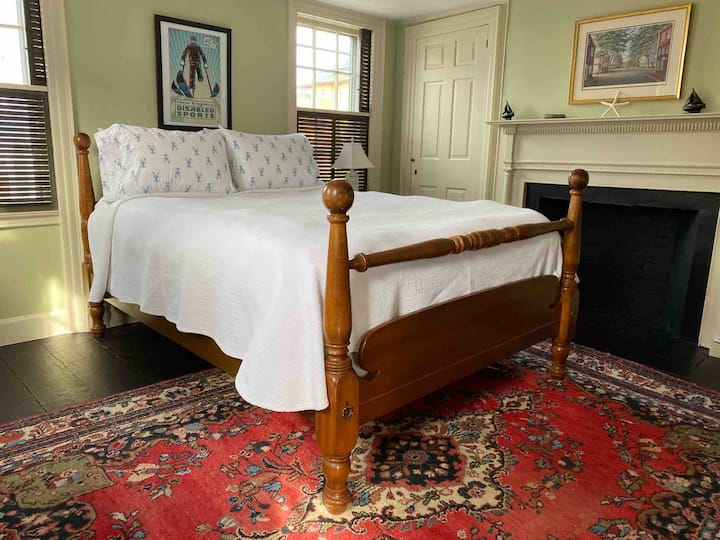 מיטת קווין סייז, חדר שינה בקומה השנייה