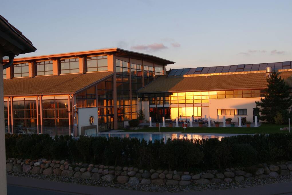 Die Therme gegenüber im Abendlicht