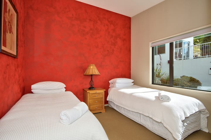 ห้องนอน 5 เตียงคิงไซส์ (หรือแยกเป็นเตียงเดี่ยวตามภาพ) ตู้เสื้อผ้าบิวท์อิน