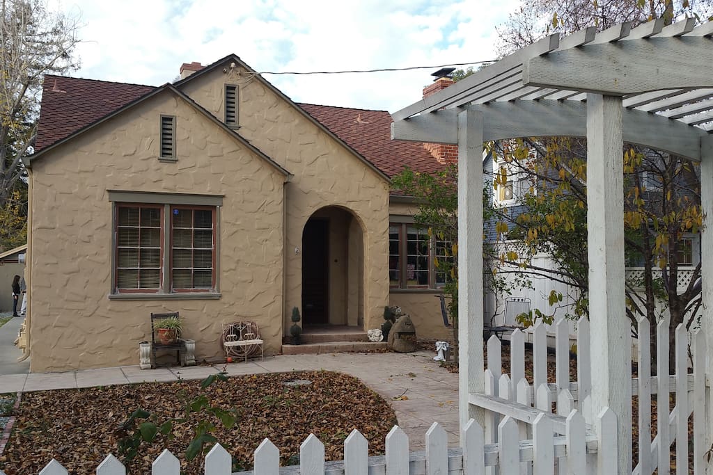 3BR 1BA sits in the heart of Wilow Glen. Walking distance to many shops and restaurants