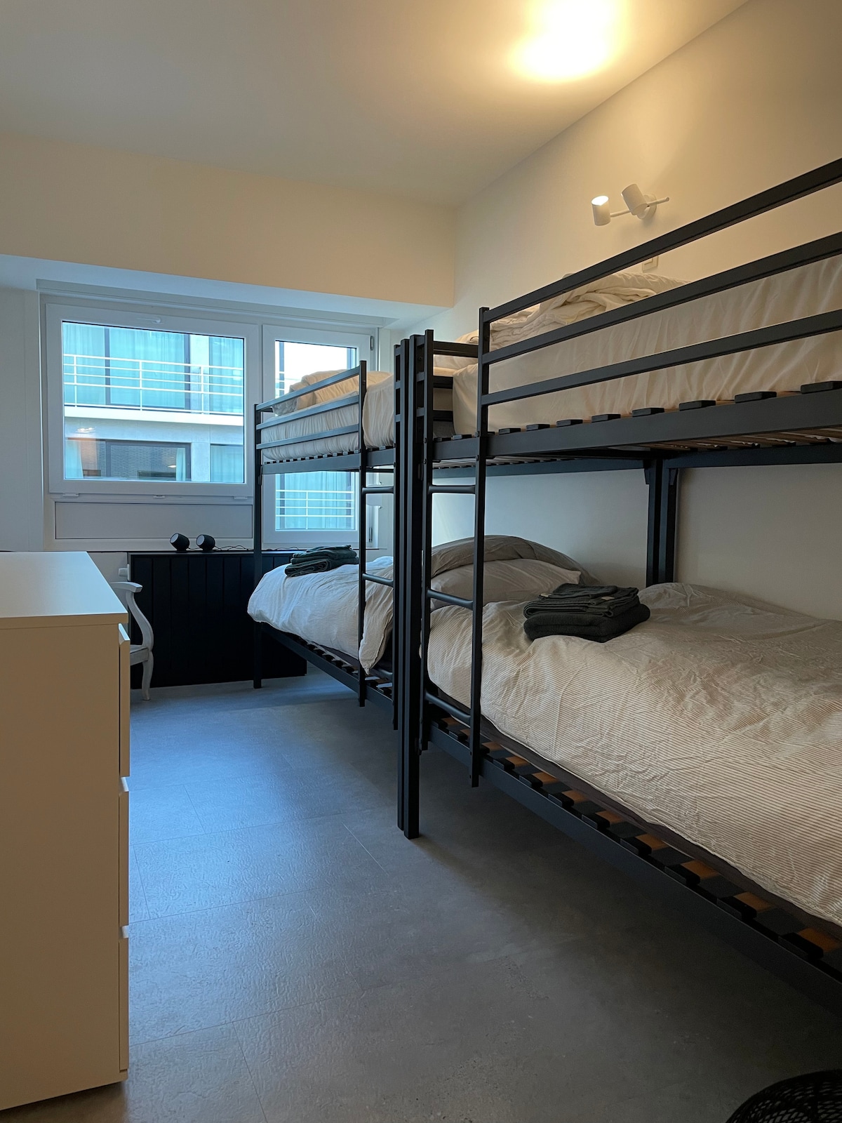 غرفة نوم 3 مع 2 سرير بطابقين 