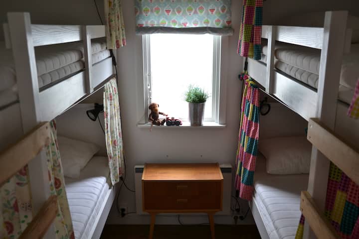 ห้องนอนพร้อมเตียงกว้าง 4 x 80 ซม.