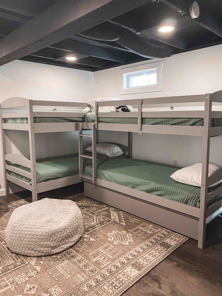 חדר קומותיים. מקום ל -5 (4 תאומים מוצגים בתוספת מגלשה בחוץ).