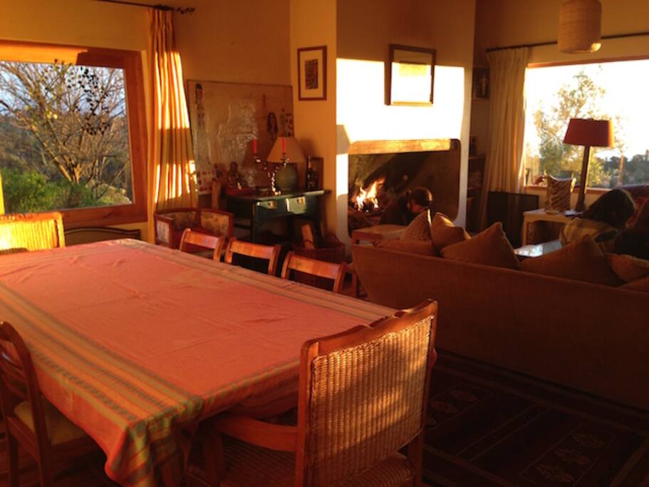 living -comedor chimenea al atardecer.