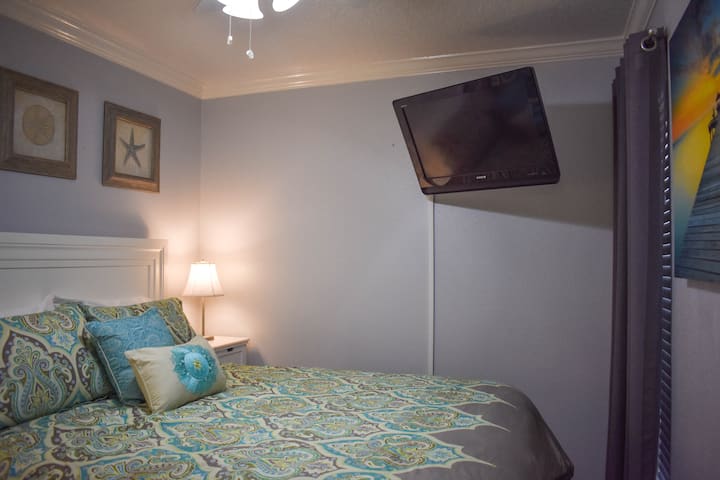 Un dormitorio muy bonito y acogedor con cama tamaño queen