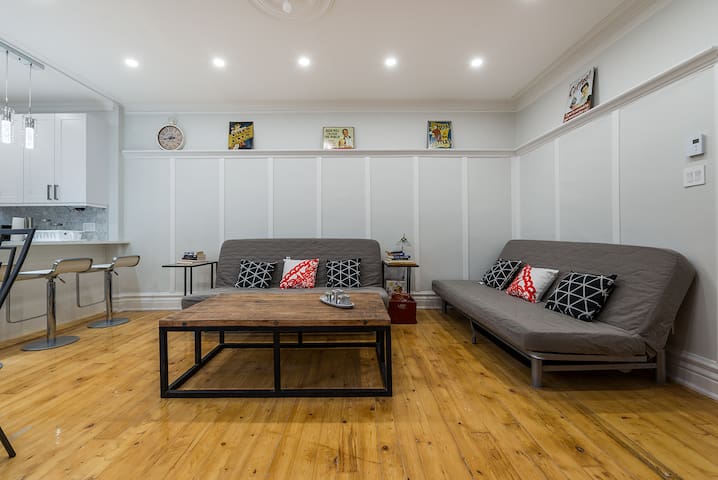 4 BEDROOMS SLEEP 8 10 12 14 16 DOWNTOWN MONTREAL