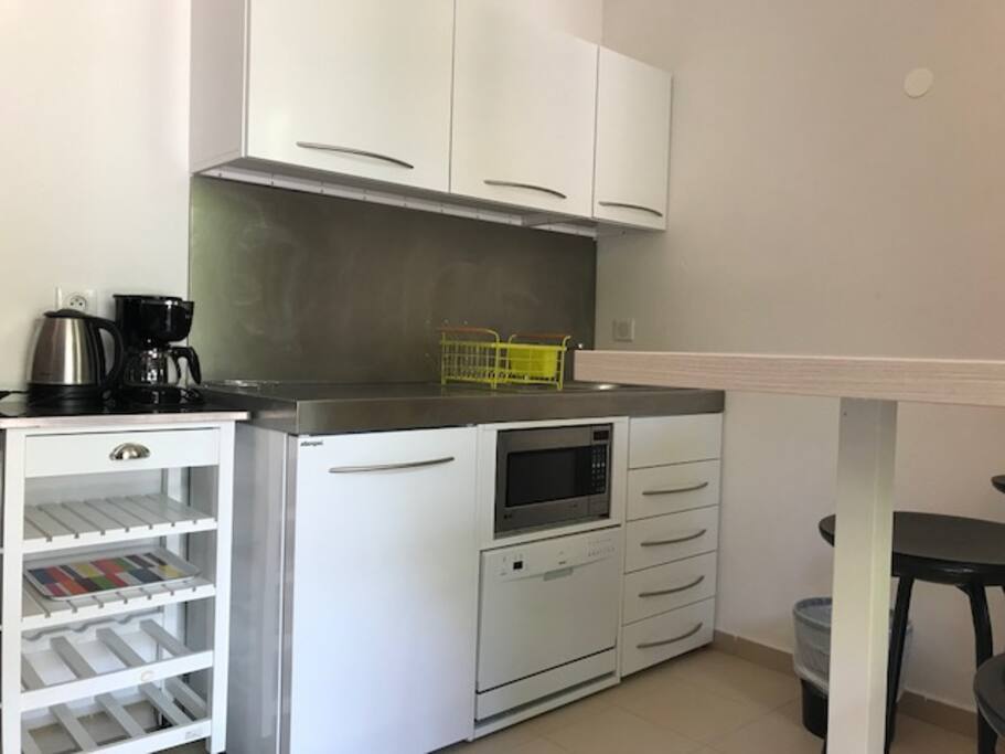 Cuisinette avec frigo, petit lave vaisselle, évier, micro-onde, pas de plaque chauffante, bouilloire, cafetière, vaisselle fournie. Amener le linge pour la salle de bain, cuisine, plage