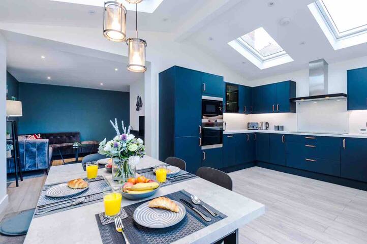 SLD Altrincham Spacious 3 Bedroom House gallery image 3