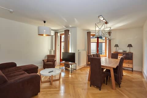 Popular Airbnb listing: Geneva center, 3 bedrooms/2.5 bathrooms, balconies, air conditioning in Cité