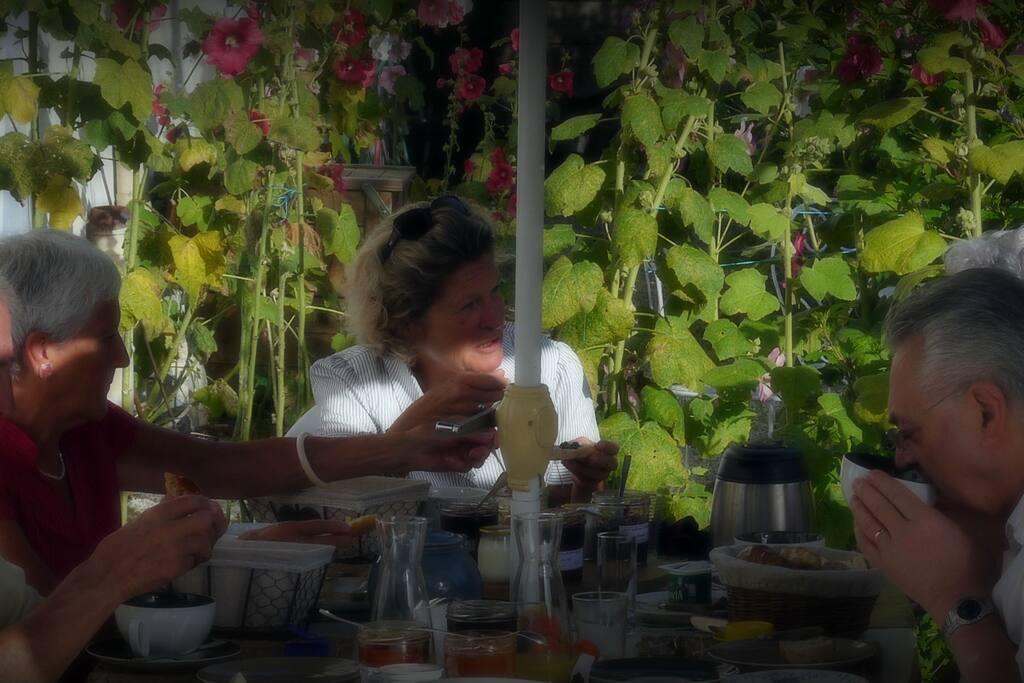 Petit déjeuner au jardin