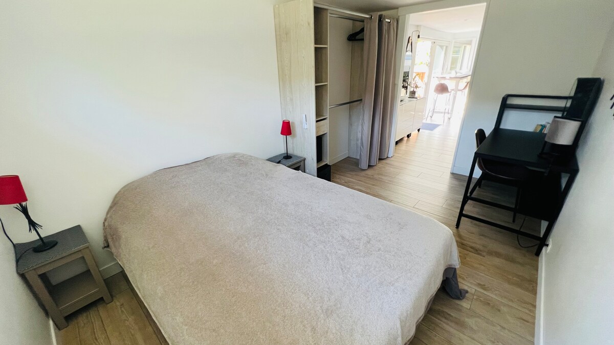 Საძინებელი საგარდერობო ოთახითა და სამუშაო მაგიდით 