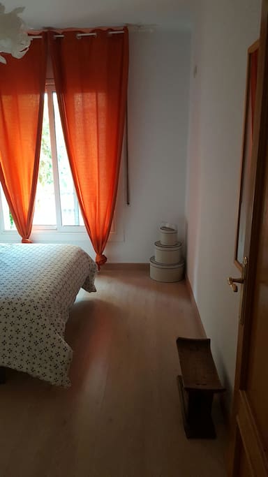 habitación de matrimonio con cama matrimonial.