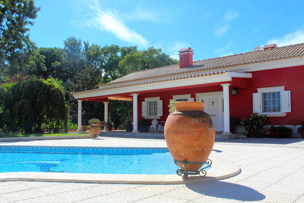 Piscina e frente da casa