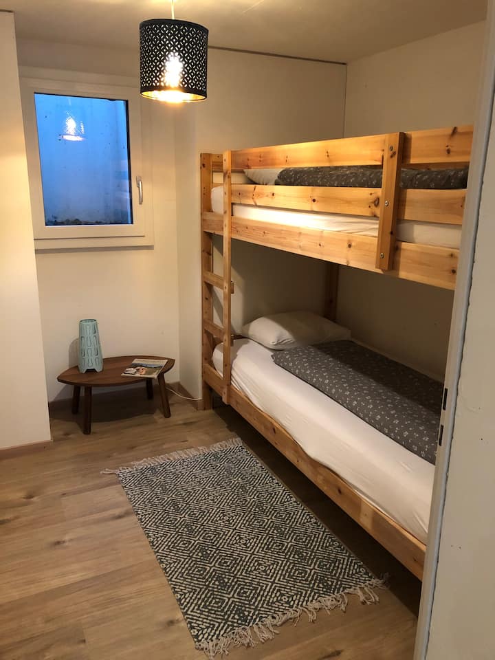 Dhomë e vjetër bunkeri e konvertuar me krevate marinarë të rehatshëm 