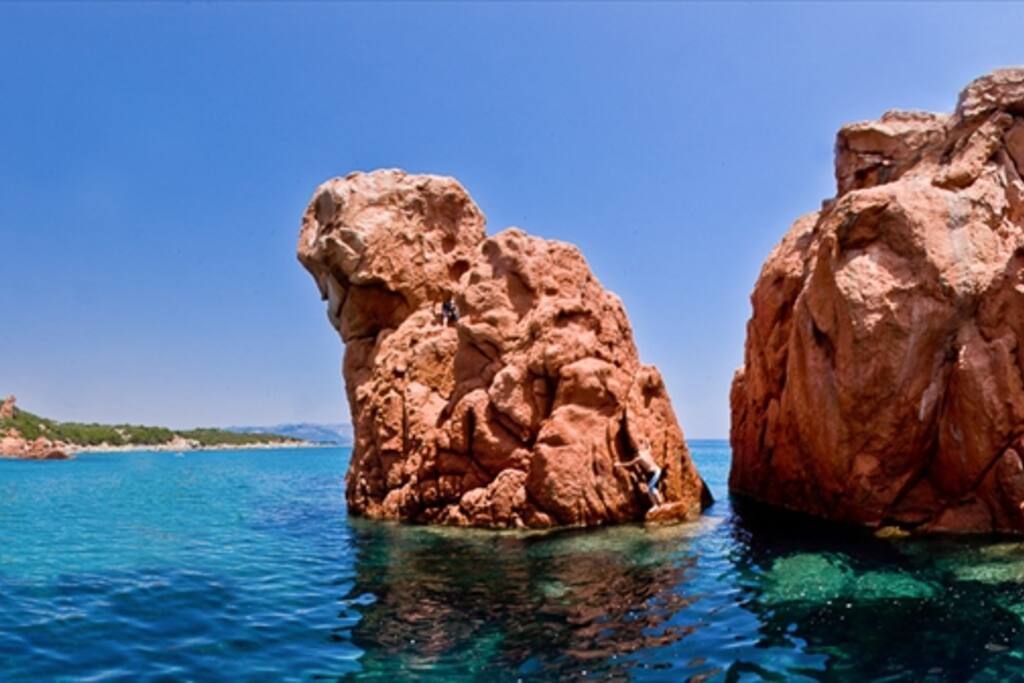 Faraglioni Spiaggia di Cea / Cea Beach Red Stones