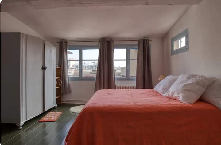 חדר השינה הראשי. הרבה אורות בחצר שקטה.