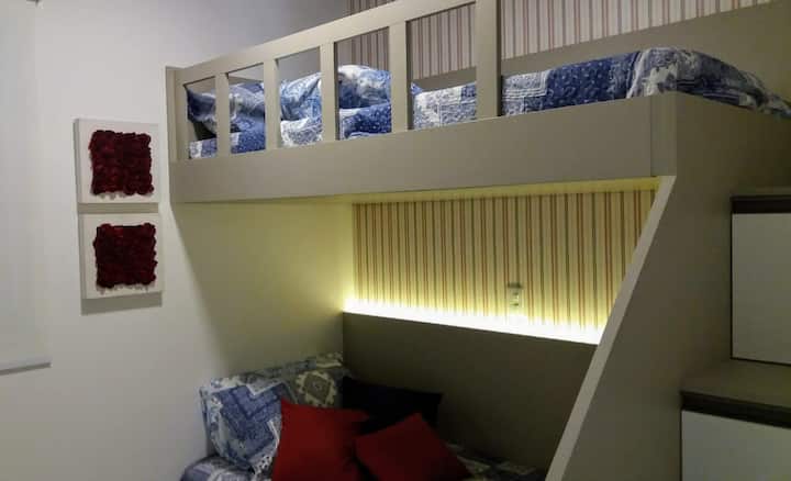 Kitanda cha ghorofa kilicho na kitanda cha ziada na runinga