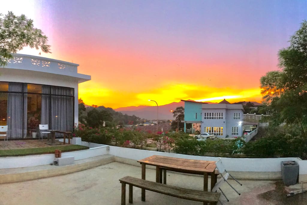 6.40pm-7pm 傍晚时分 如天气好经常能看见晚霞 或是夕阳 可以拍拍照
楼上房间保留给屋主
楼上空中花园和观景台共用
