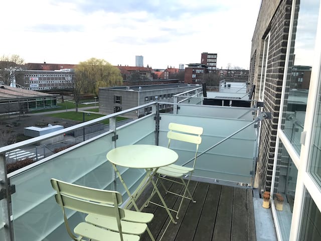 Modern, lots of space and a sunny balcony