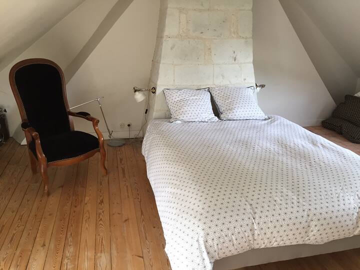 Спалня 1: много голяма, с прозорци от всяка страна, екран с DVD