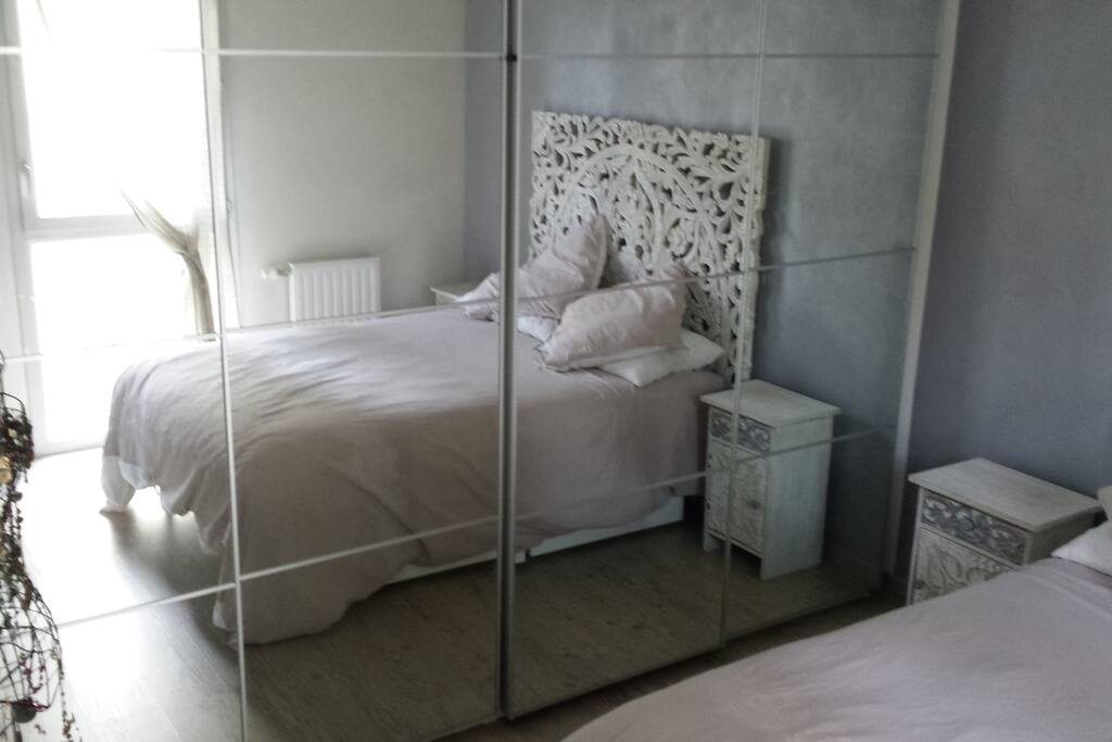 grand miroir dans la chambre à coucher