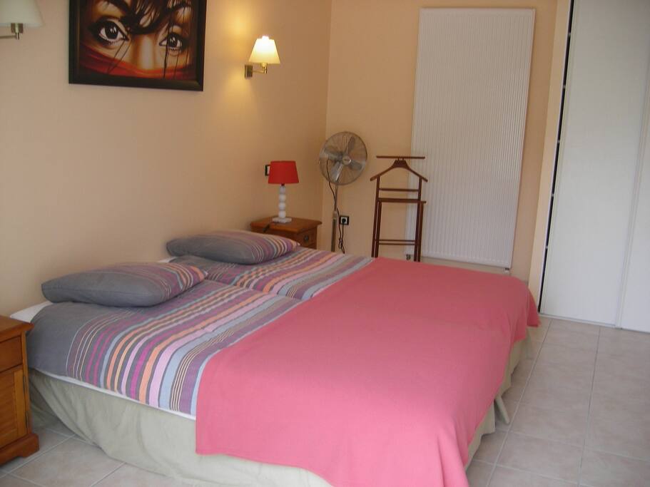 la chambre du bas (2 lits 90 x 200 - lits faits à l'arrivée)