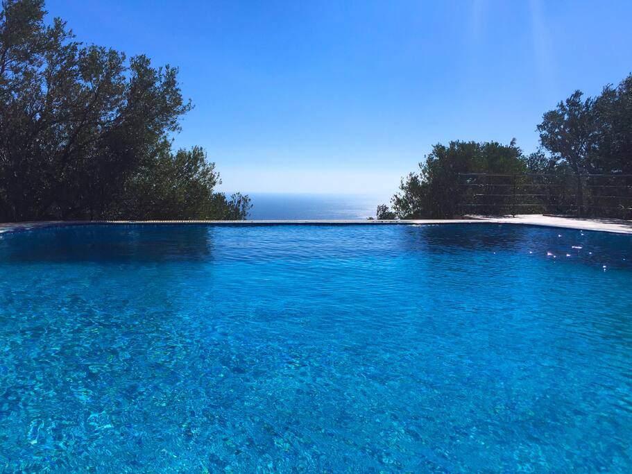 Pool mit Meerblick