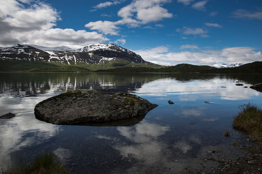 This is what you see to the south from the cabin. A stroll around the lake will take three hours. Trekking the mountains around it too will add another three or four hours, with a spectacular view of the whole Jotunheimen. It's a brilliant all-day trip. You start and end up by the cabin. On foot. No driving needed. Photo: Tom Henning Bratlie.