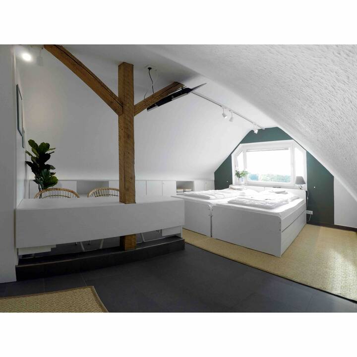 EXCLUSIVE | Top Floor near HBF Main Station for 4