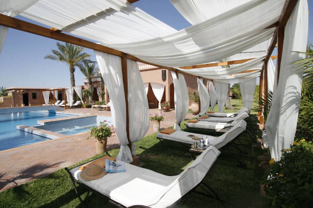 Détente au bord de la piscine