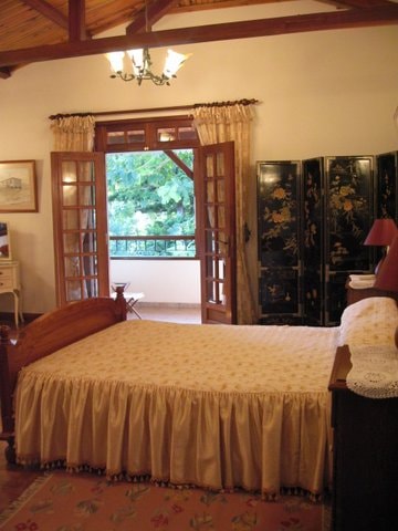 חדר השינה של המאסטר עם דלת שנפתחת למרפסת.