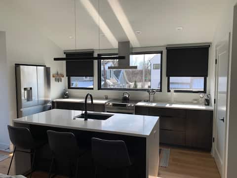 New Private Modern Carriage House-Garage Parking!