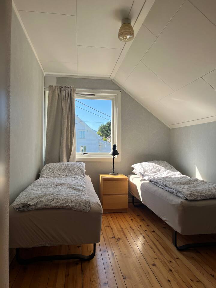 卧室# 4 ： 2张单人床