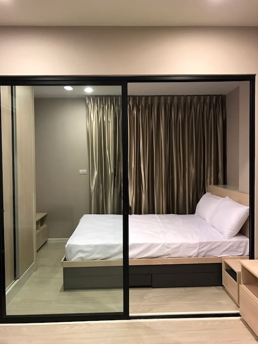 1 Master bed room separate by glass, 1 queen sizes bed with 2 pillows + closet